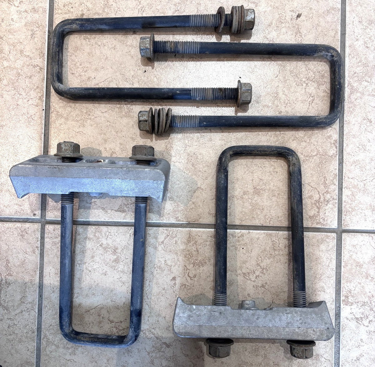 USED 22834507 2 Rear Leaf Spring Spacer + 4 U-Bolts