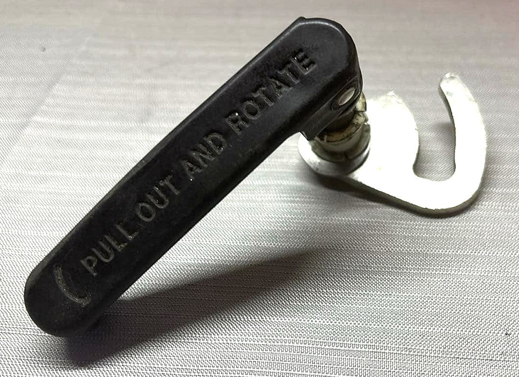 USED 0435026 Evinrude Johnson Cowling Latch Handle Shaft + Hook