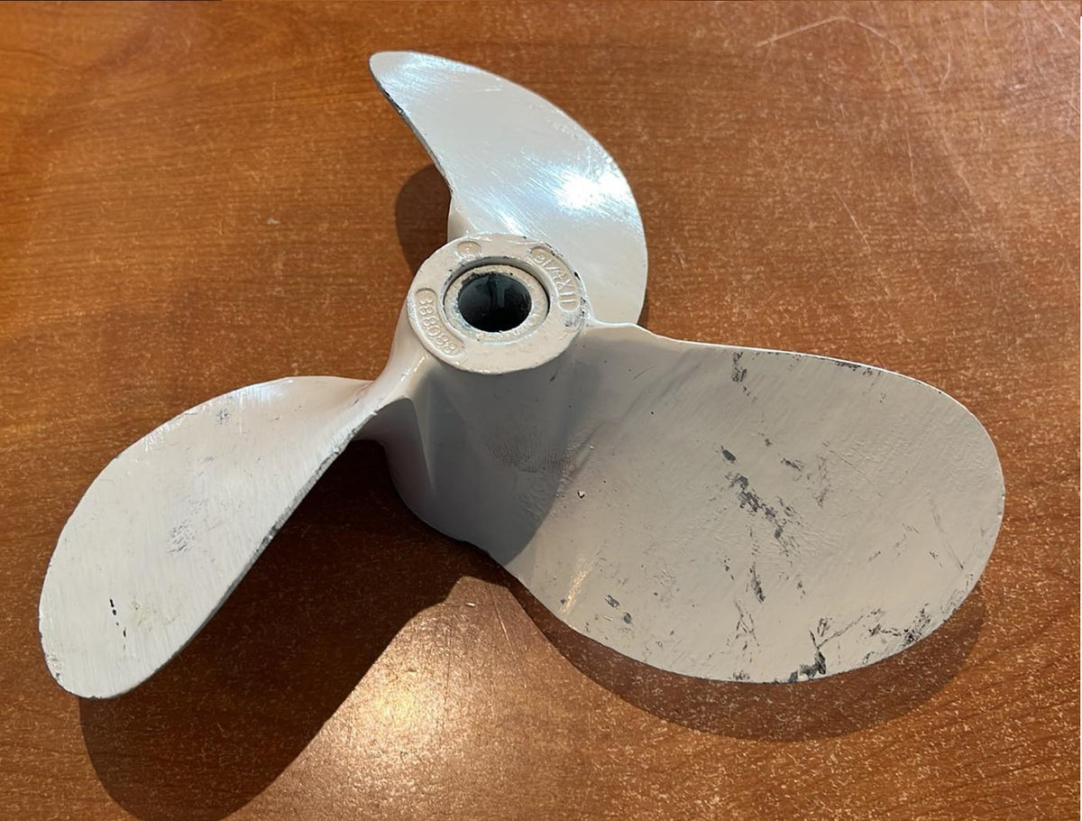 USED 388088 Johnson Evinrude 9 1/4 x 11P 3 Blade Propeller 8-25hp