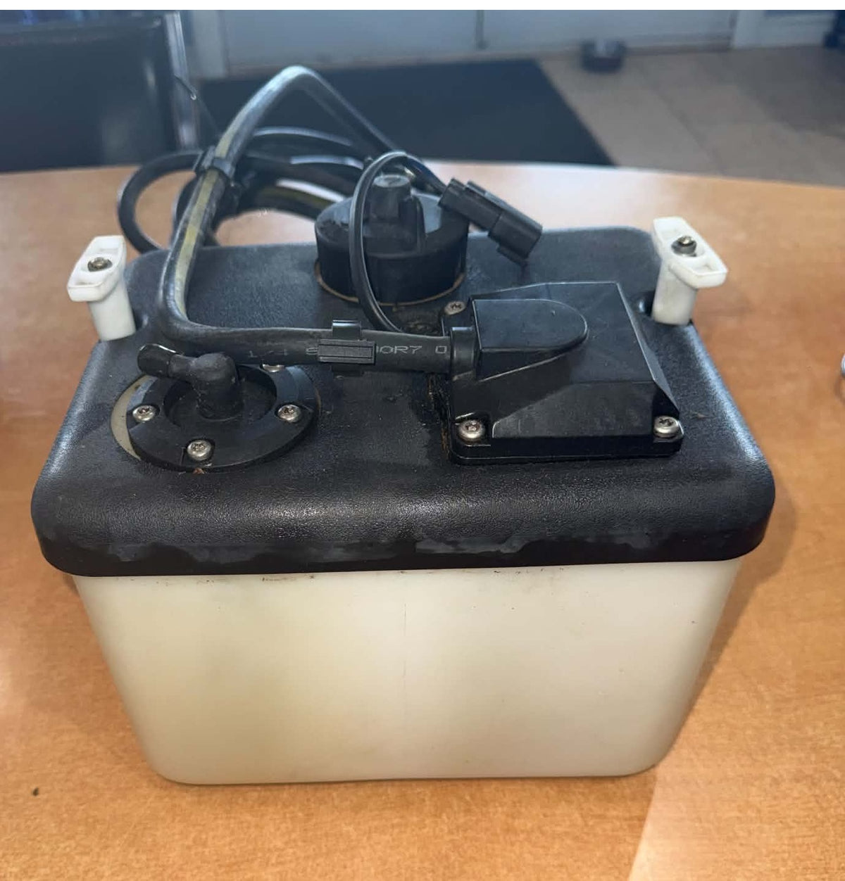 USED 5008617 Johnson Evinrude 1.8 Gallon Oil Tank Reservoir Kit Assy
