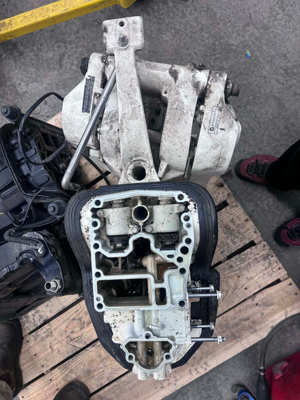 USED 5034528 Johnson Suzuki 20" Exhaust Housing Mid-Section w Power Trim & Tilt 60-70hp