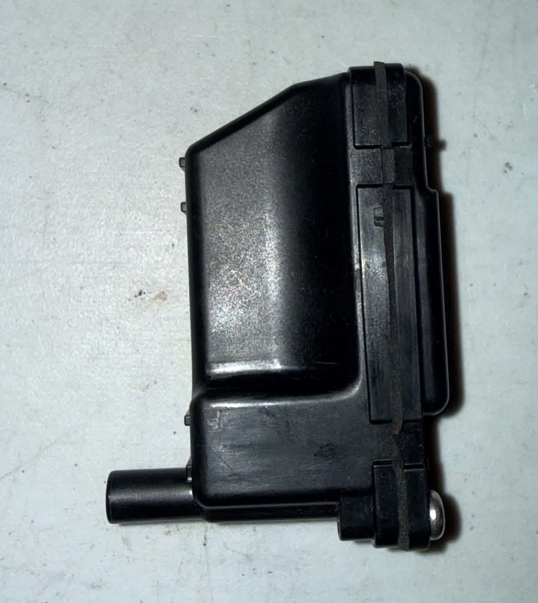 USED 898103003 Mercury Outboard  Motor Intake Silencer 25-30hp