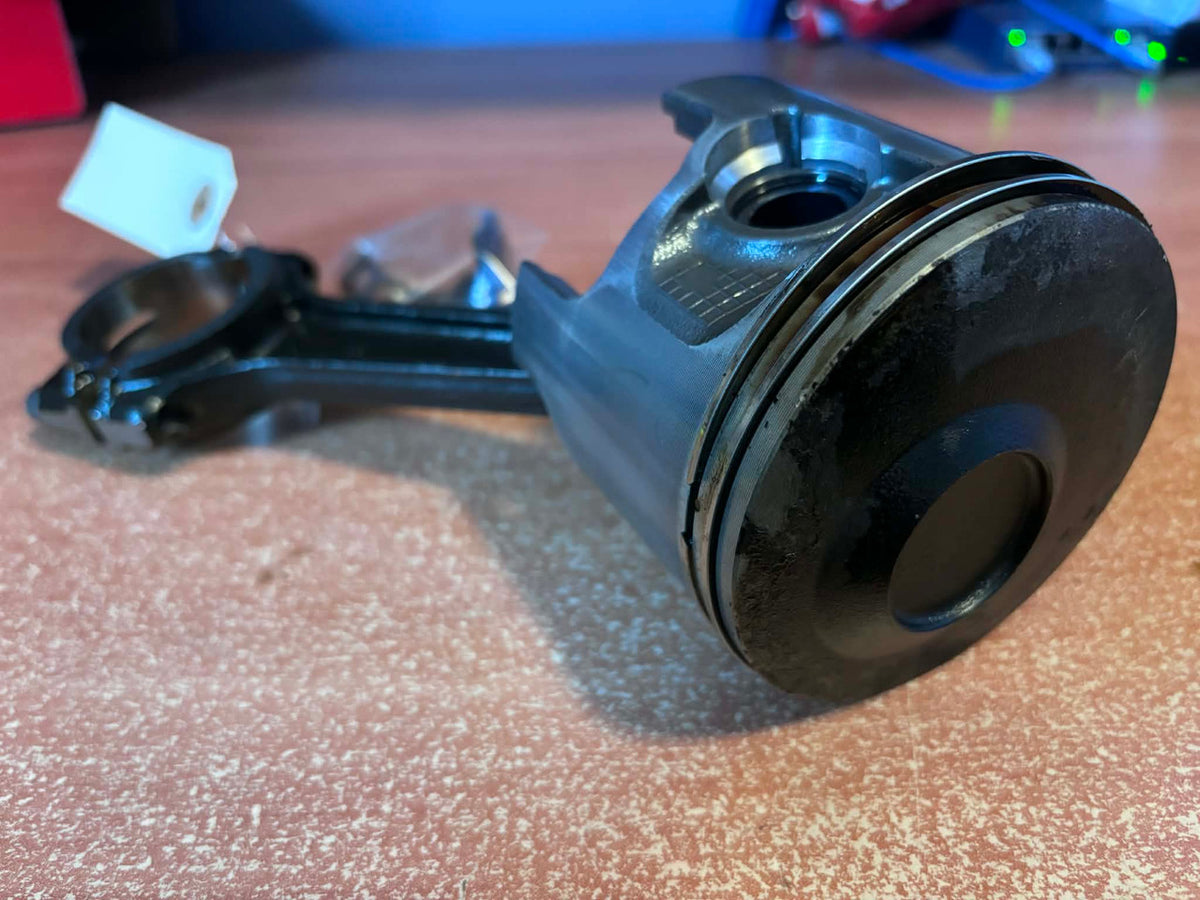 USED 843199T13 Mercury Piston + Connecting Rod Starboard 200-300hp