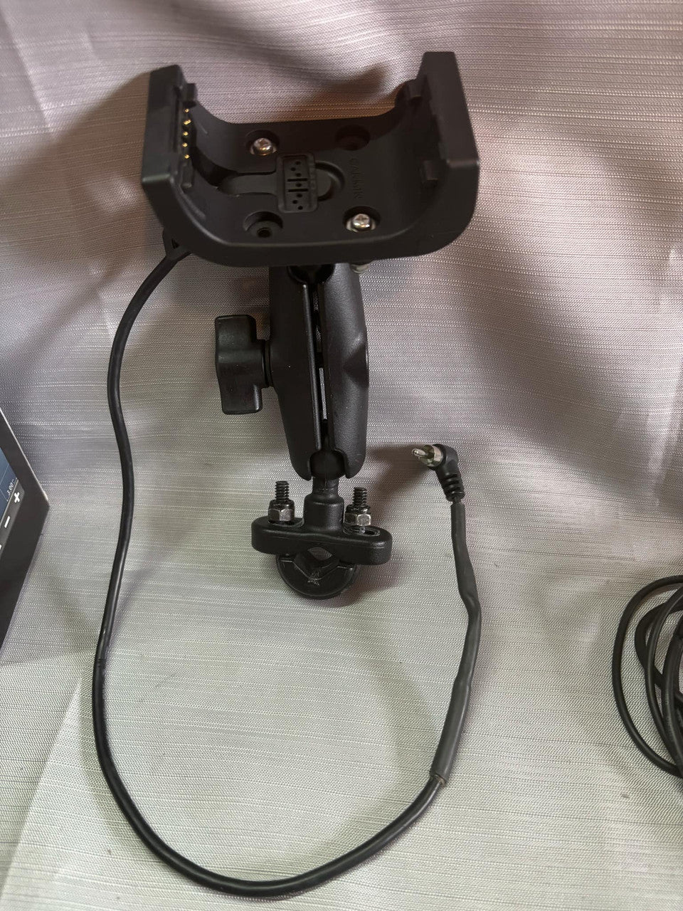 USED 680 4" Garmin Montana Touchscreen GPS GLONASS Receiver + Ram Mount