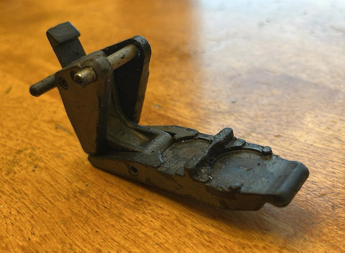USED 39536 Mercury Locking Lever Link to Cover Cable Mount
